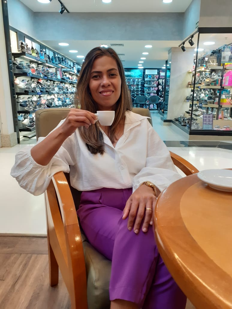 DENISE TOMANDO CAFÉ.jpg
